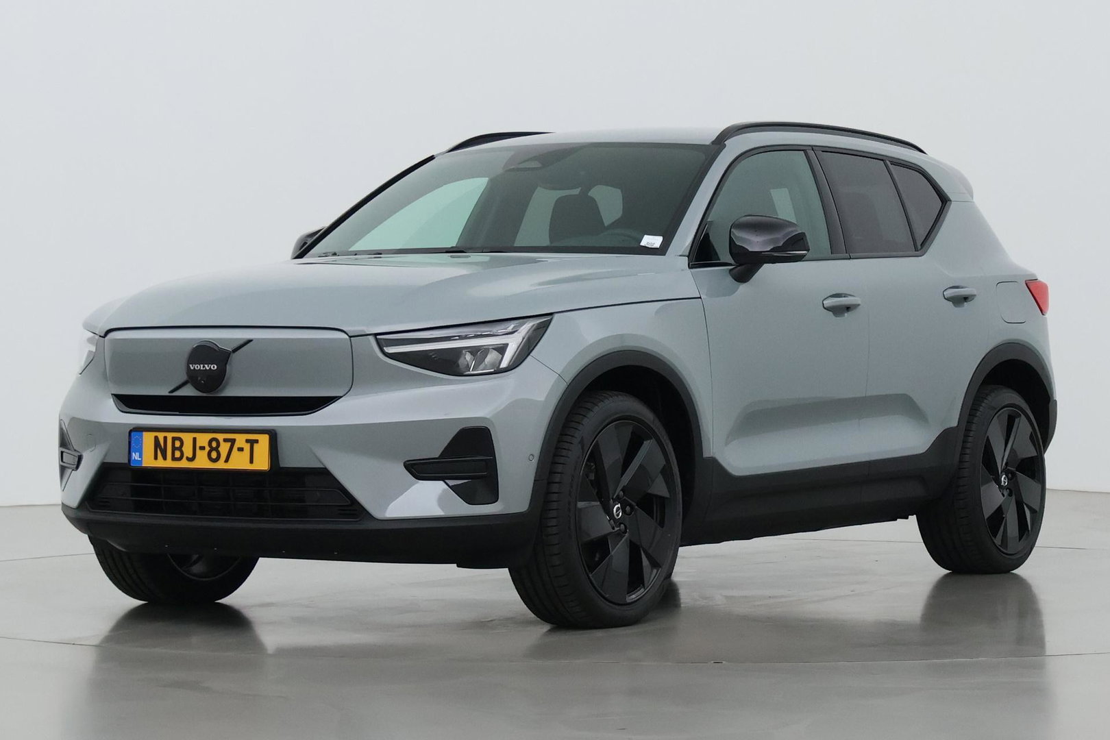 Volvo EX40 Twin Motor Plus Black Edition 82 kWh | 409 PK! | AWD | 360° Camera | Harman/Kardon | Stoel+Stuurverwarming | ACC