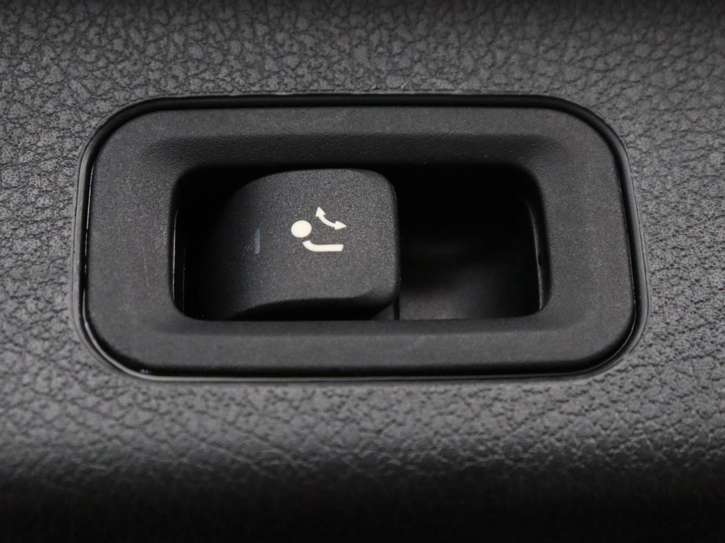 Mercedes-Benz GLB 200 Premium Plus | Half leder | Stoelverwarming | Cruise control | Trekhaak | Camera | Park assist | Sfeerverlichting | Navigatie | Bluetooth | Climate control