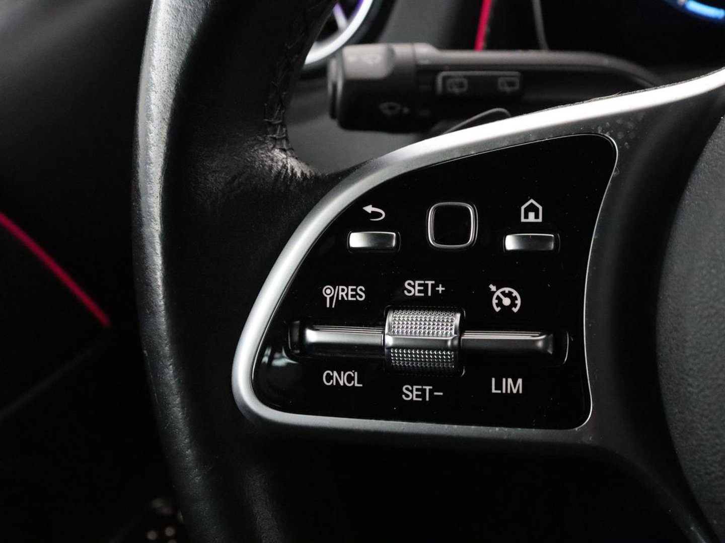 Mercedes-Benz GLB 200 Premium Plus | Half leder | Stoelverwarming | Cruise control | Trekhaak | Camera | Park assist | Sfeerverlichting | Navigatie | Bluetooth | Climate control