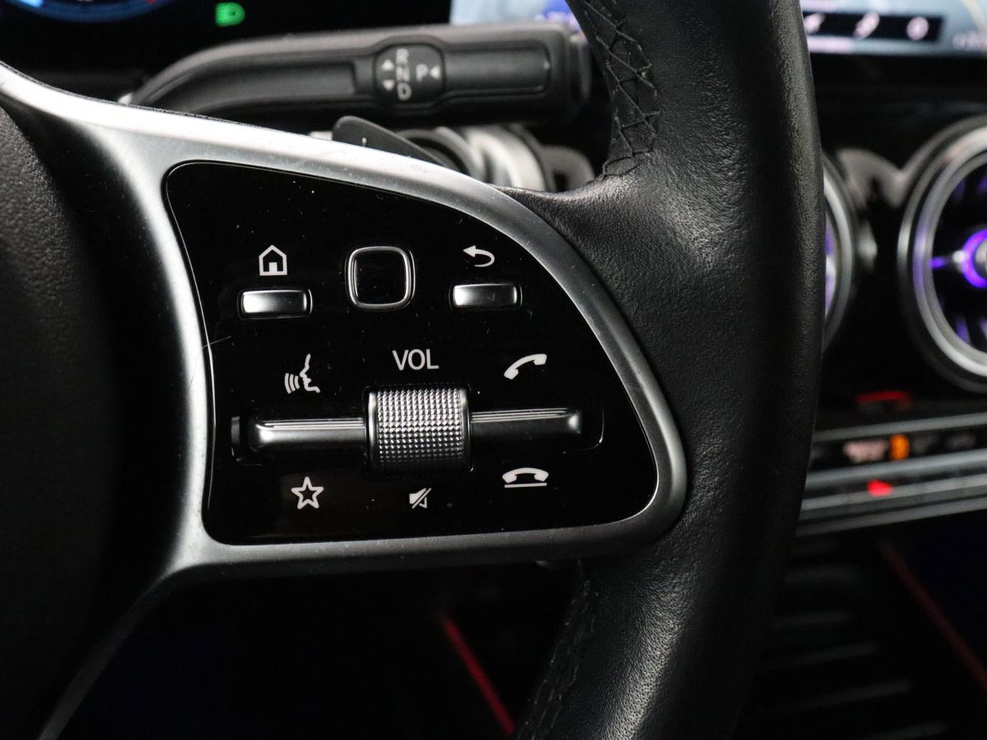 Mercedes-Benz GLB 200 Premium Plus | Half leder | Stoelverwarming | Cruise control | Trekhaak | Camera | Park assist | Sfeerverlichting | Navigatie | Bluetooth | Climate control