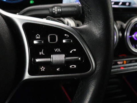 Mercedes-Benz GLB 200 Premium Plus | Half leder | Stoelverwarming | Cruise control | Trekhaak | Camera | Park assist | Sfeerverlichting | Navigatie | Bluetooth | Climate control