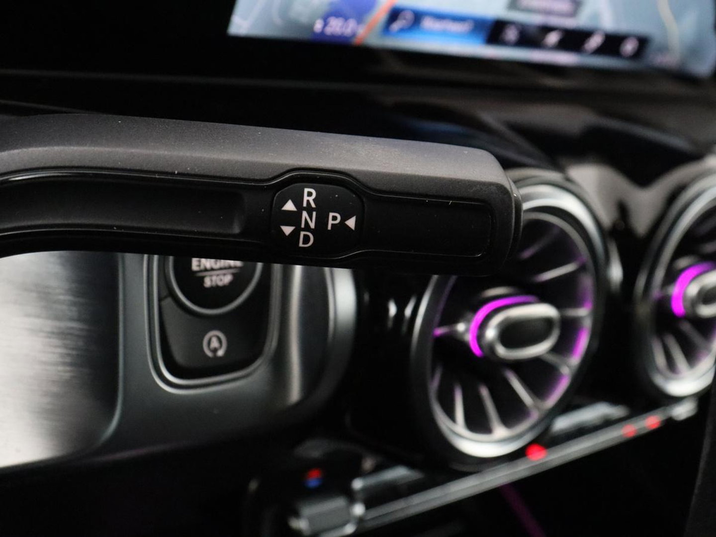 Mercedes-Benz GLB 200 Premium Plus | Half leder | Stoelverwarming | Cruise control | Trekhaak | Camera | Park assist | Sfeerverlichting | Navigatie | Bluetooth | Climate control