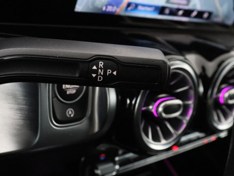 Mercedes-Benz GLB 200 Premium Plus | Half leder | Stoelverwarming | Cruise control | Trekhaak | Camera | Park assist | Sfeerverlichting | Navigatie | Bluetooth | Climate control