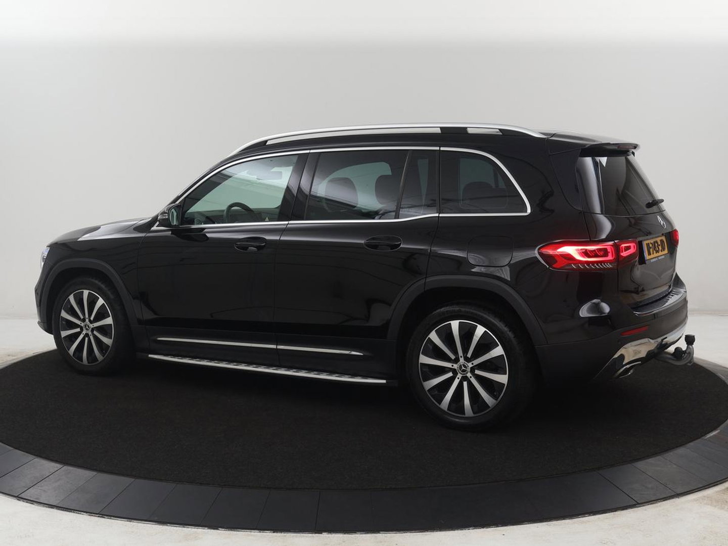 Mercedes-Benz GLB 200 Premium Plus | Half leder | Stoelverwarming | Cruise control | Trekhaak | Camera | Park assist | Sfeerverlichting | Navigatie | Bluetooth | Climate control