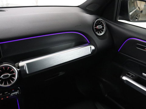 Mercedes-Benz GLB 200 Premium Plus | Half leder | Stoelverwarming | Cruise control | Trekhaak | Camera | Park assist | Sfeerverlichting | Navigatie | Bluetooth | Climate control