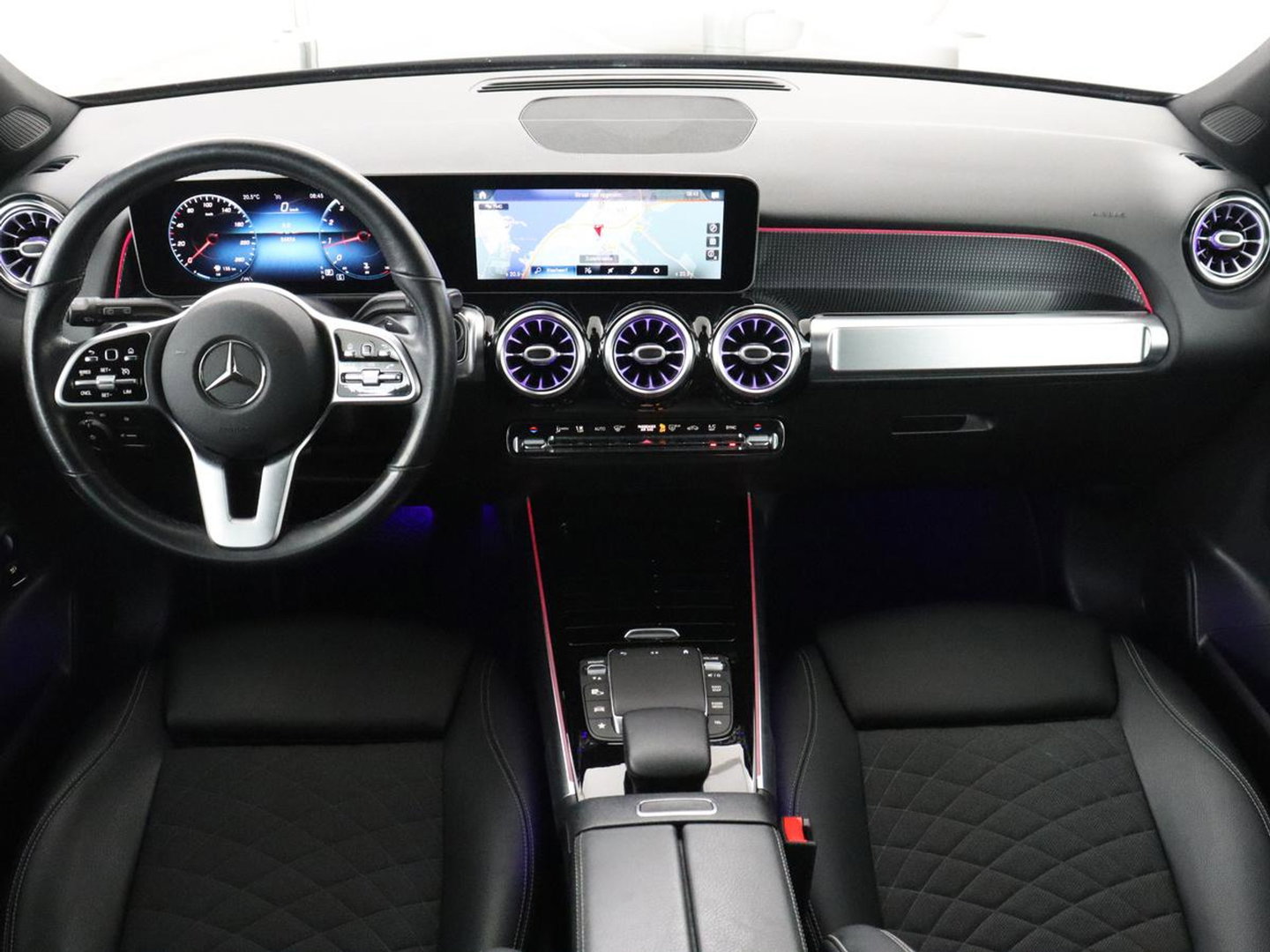 Mercedes-Benz GLB 200 Premium Plus | Half leder | Stoelverwarming | Cruise control | Trekhaak | Camera | Park assist | Sfeerverlichting | Navigatie | Bluetooth | Climate control