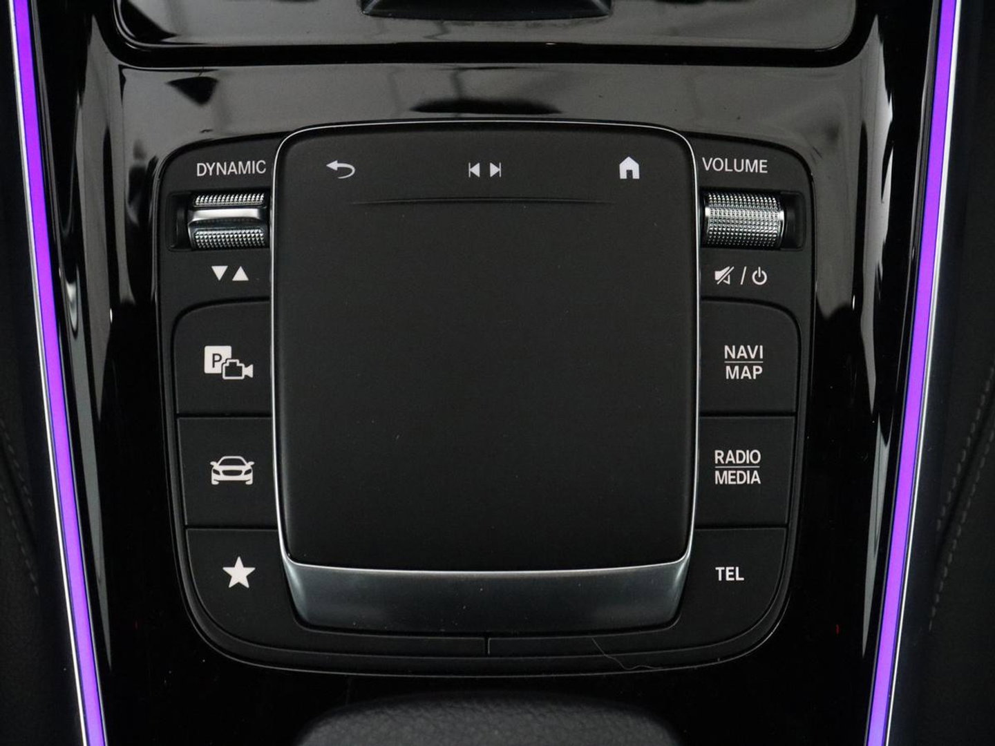 Mercedes-Benz GLB 200 Premium Plus | Half leder | Stoelverwarming | Cruise control | Trekhaak | Camera | Park assist | Sfeerverlichting | Navigatie | Bluetooth | Climate control