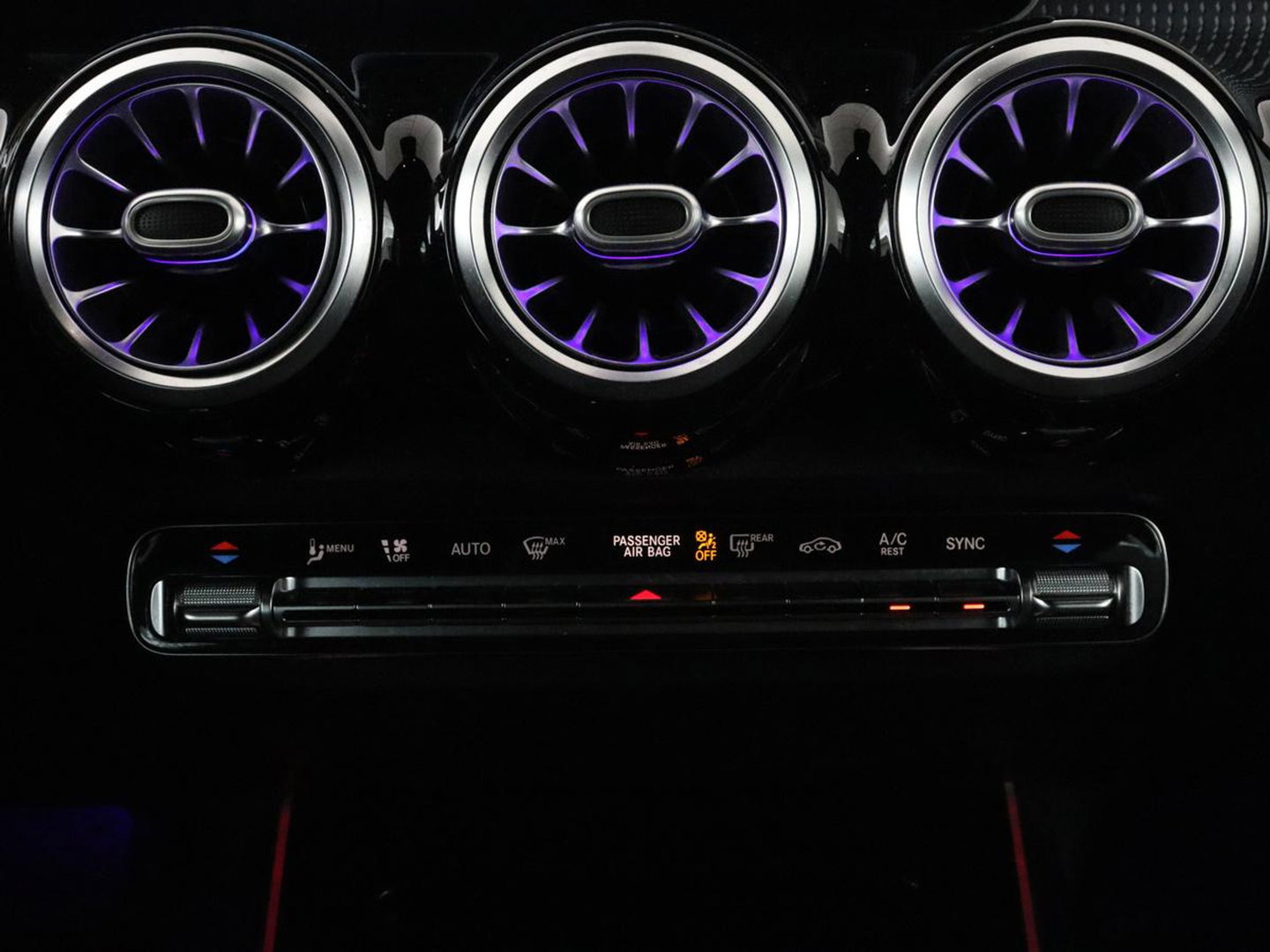 Mercedes-Benz GLB 200 Premium Plus | Half leder | Stoelverwarming | Cruise control | Trekhaak | Camera | Park assist | Sfeerverlichting | Navigatie | Bluetooth | Climate control