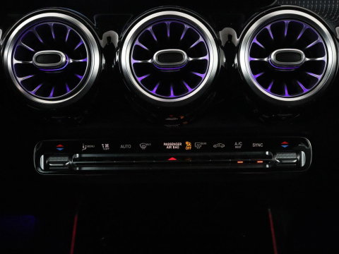 Mercedes-Benz GLB 200 Premium Plus | Half leder | Stoelverwarming | Cruise control | Trekhaak | Camera | Park assist | Sfeerverlichting | Navigatie | Bluetooth | Climate control
