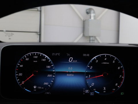 Mercedes-Benz GLB 200 Premium Plus | Half leder | Stoelverwarming | Cruise control | Trekhaak | Camera | Park assist | Sfeerverlichting | Navigatie | Bluetooth | Climate control