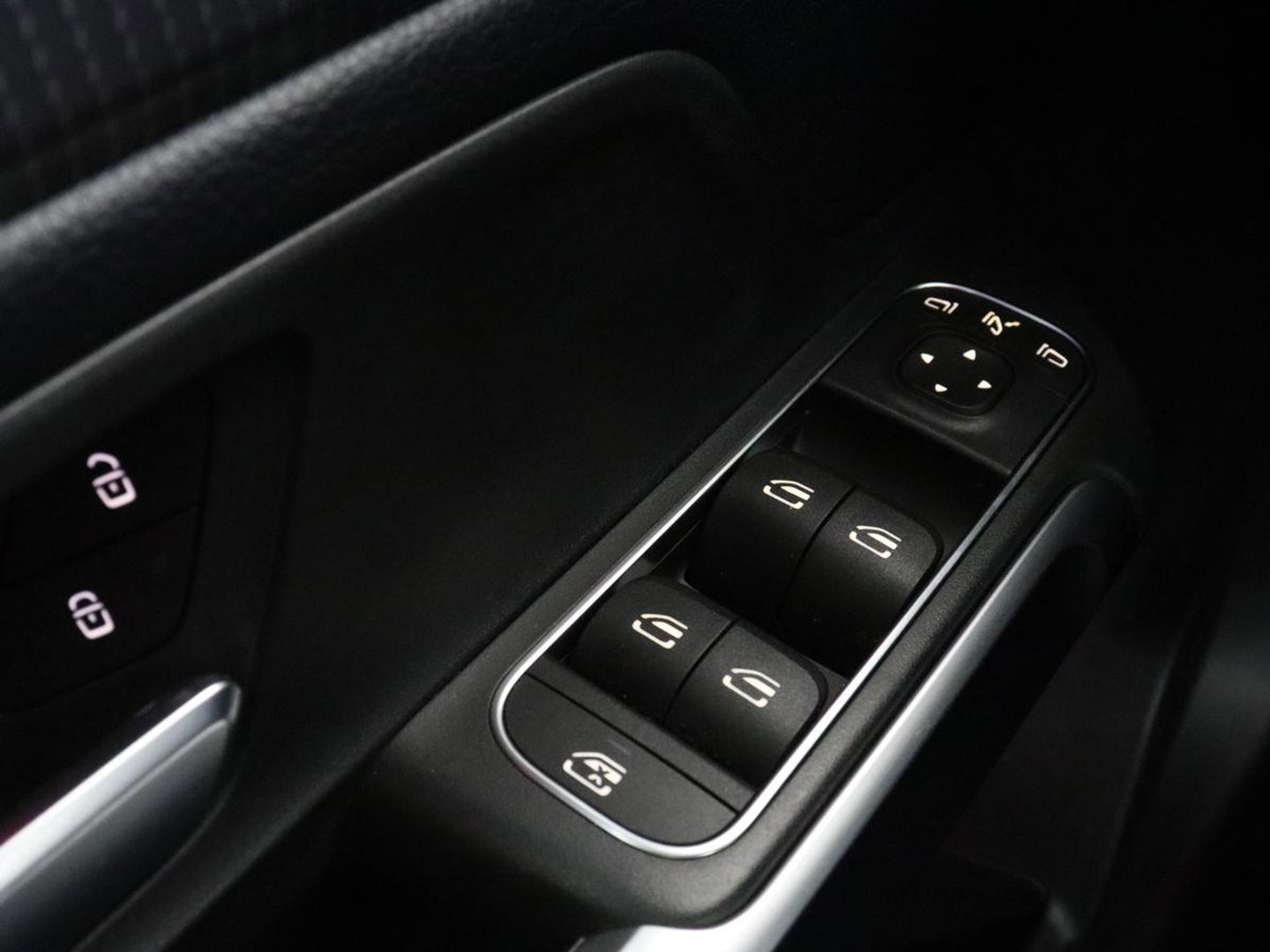Mercedes-Benz GLB 200 Premium Plus | Half leder | Stoelverwarming | Cruise control | Trekhaak | Camera | Park assist | Sfeerverlichting | Navigatie | Bluetooth | Climate control