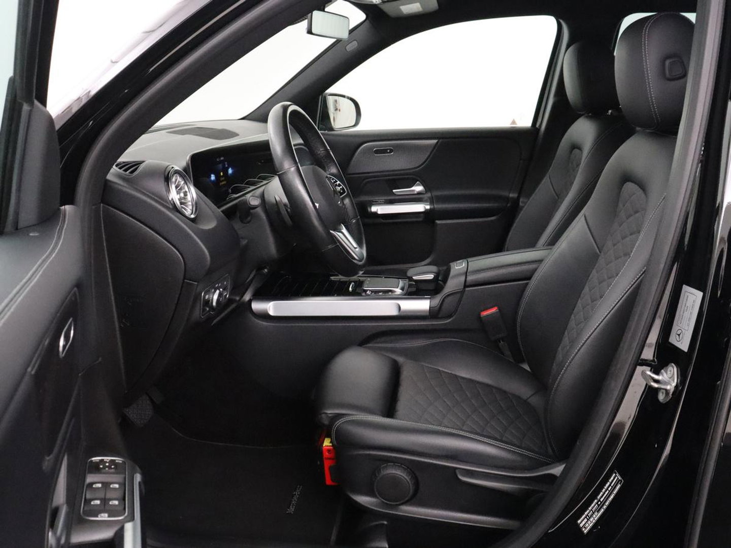 Mercedes-Benz GLB 200 Premium Plus | Half leder | Stoelverwarming | Cruise control | Trekhaak | Camera | Park assist | Sfeerverlichting | Navigatie | Bluetooth | Climate control