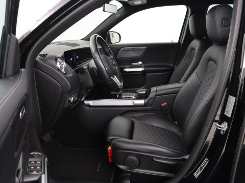 Mercedes-Benz GLB 200 Premium Plus | Half leder | Stoelverwarming | Cruise control | Trekhaak | Camera | Park assist | Sfeerverlichting | Navigatie | Bluetooth | Climate control