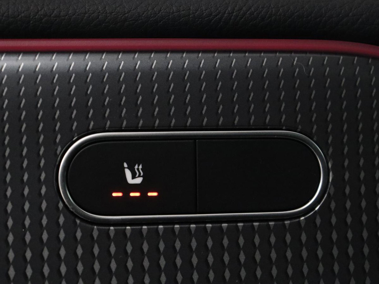 Mercedes-Benz GLB 200 Premium Plus | Half leder | Stoelverwarming | Cruise control | Trekhaak | Camera | Park assist | Sfeerverlichting | Navigatie | Bluetooth | Climate control