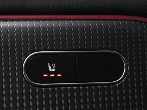 Mercedes-Benz GLB 200 Premium Plus | Half leder | Stoelverwarming | Cruise control | Trekhaak | Camera | Park assist | Sfeerverlichting | Navigatie | Bluetooth | Climate control