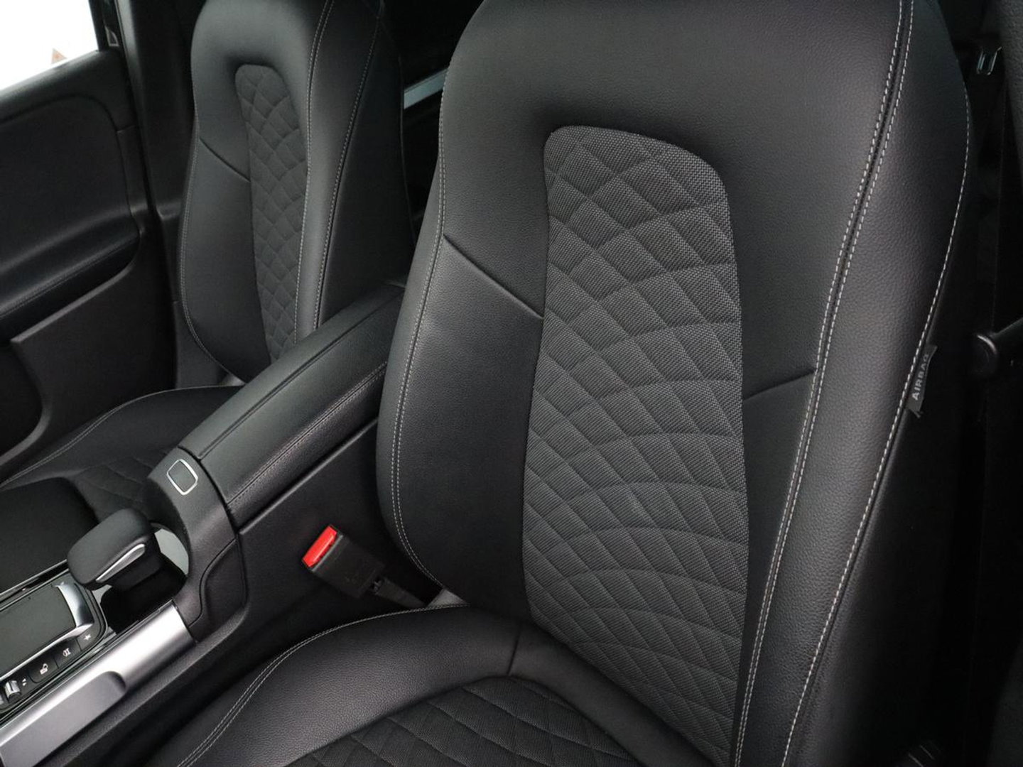 Mercedes-Benz GLB 200 Premium Plus | Half leder | Stoelverwarming | Cruise control | Trekhaak | Camera | Park assist | Sfeerverlichting | Navigatie | Bluetooth | Climate control