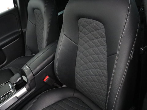 Mercedes-Benz GLB 200 Premium Plus | Half leder | Stoelverwarming | Cruise control | Trekhaak | Camera | Park assist | Sfeerverlichting | Navigatie | Bluetooth | Climate control