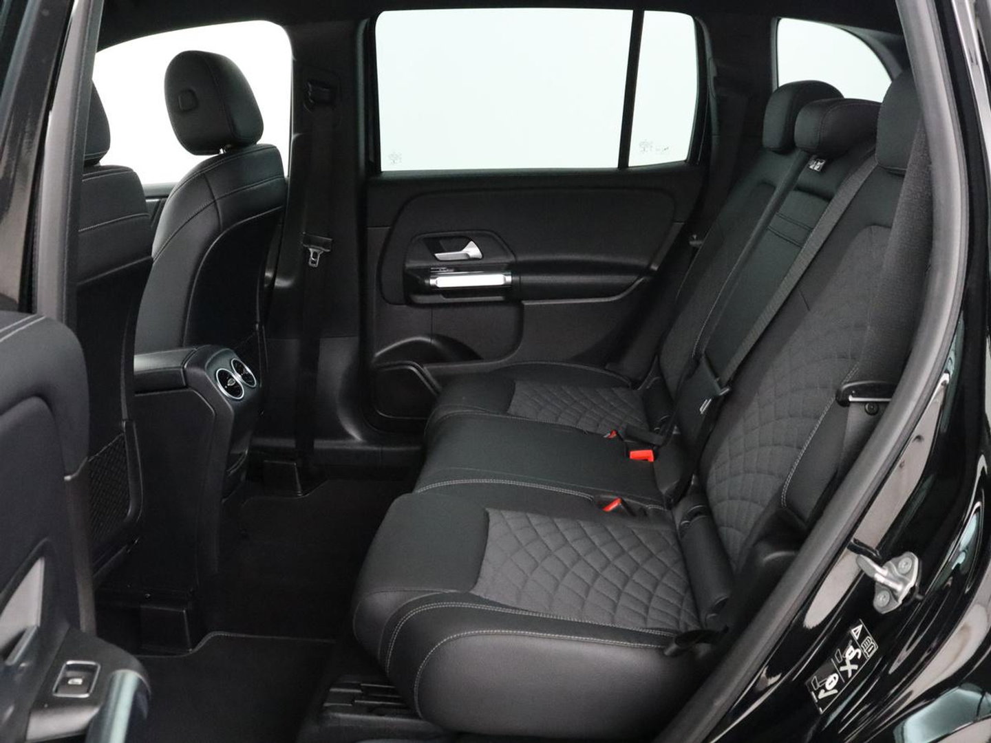 Mercedes-Benz GLB 200 Premium Plus | Half leder | Stoelverwarming | Cruise control | Trekhaak | Camera | Park assist | Sfeerverlichting | Navigatie | Bluetooth | Climate control