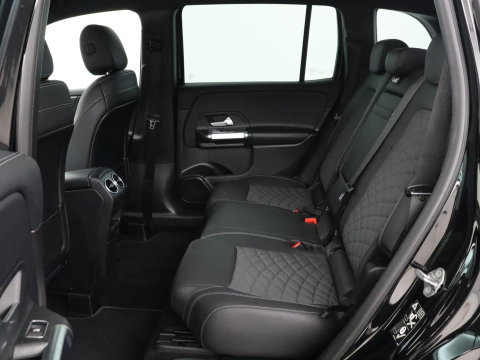 Mercedes-Benz GLB 200 Premium Plus | Half leder | Stoelverwarming | Cruise control | Trekhaak | Camera | Park assist | Sfeerverlichting | Navigatie | Bluetooth | Climate control
