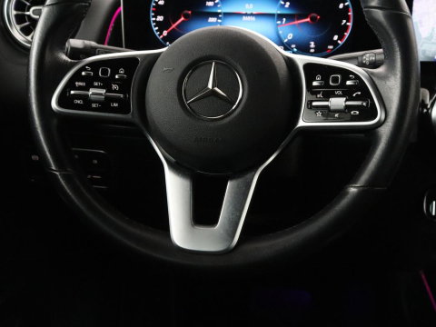 Mercedes-Benz GLB 200 Premium Plus | Half leder | Stoelverwarming | Cruise control | Trekhaak | Camera | Park assist | Sfeerverlichting | Navigatie | Bluetooth | Climate control