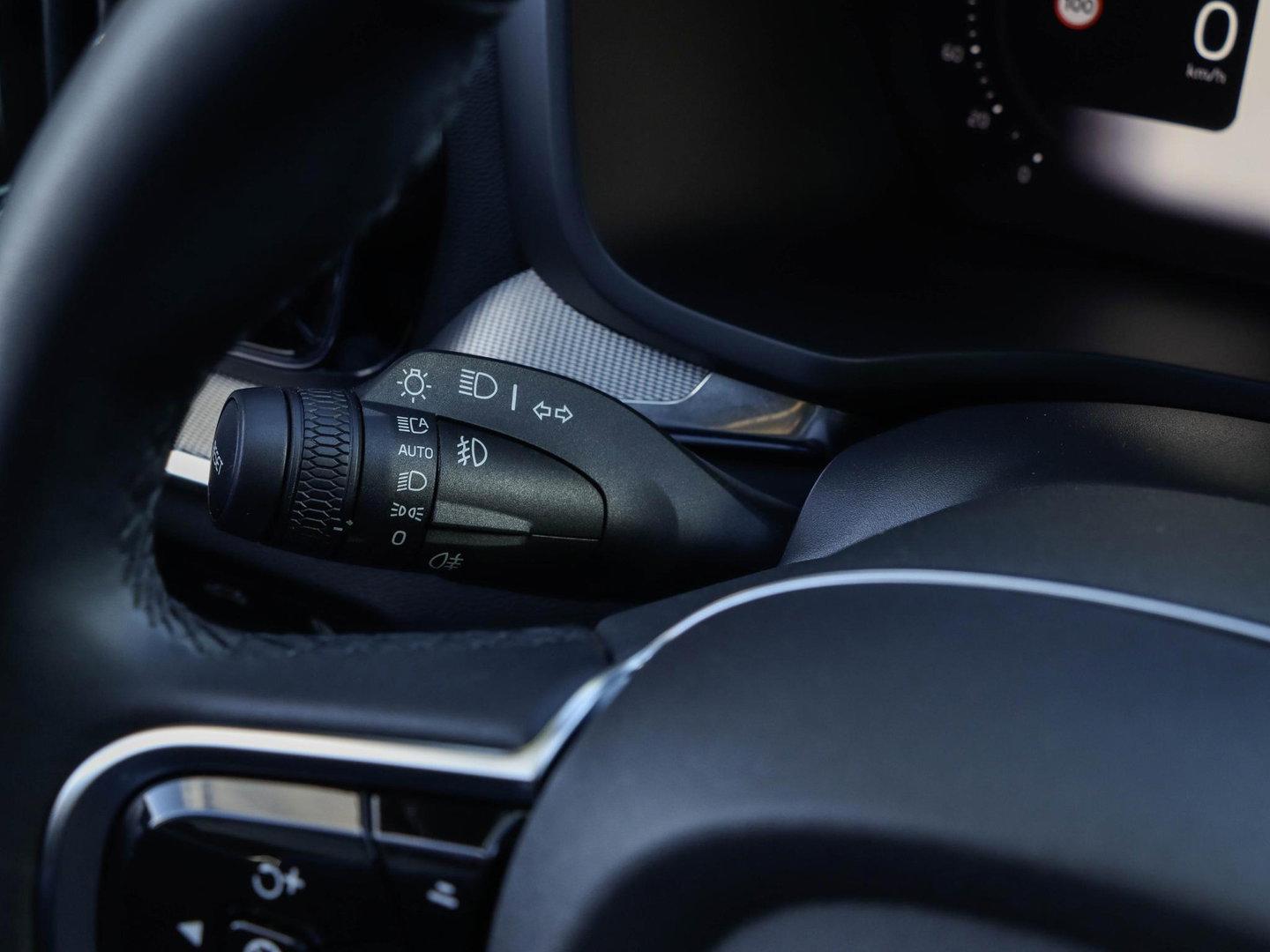 Volvo V60 T6 Plug-in Hybrid 350PK AWD Plus Dark SoH 99,5% Trekh. 19'' Leer Harman Kardon Thor Lights