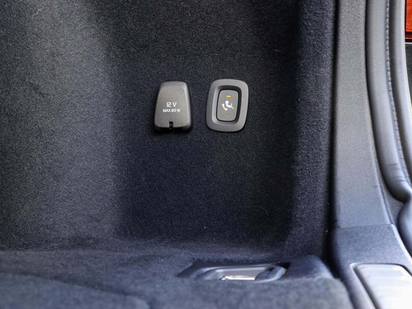 Volvo V60 T6 Plug-in Hybrid 350PK AWD Plus Dark SoH 99,5% Trekh. 19'' Leer Harman Kardon Thor Lights
