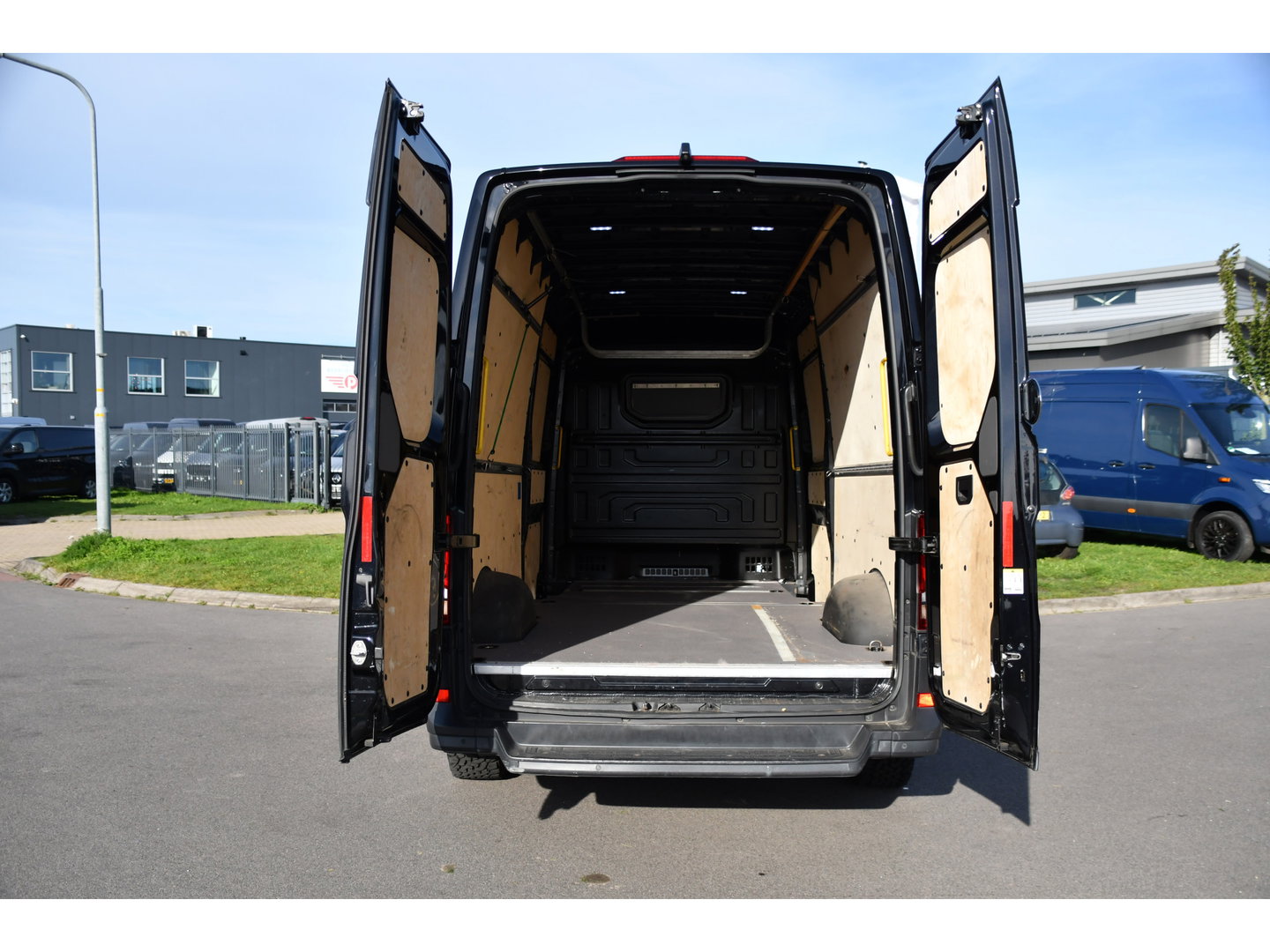 Volkswagen Crafter 35 2.0 TDI L4H3 4Motion Black Edition Full Options! Camera, Adaptieve Cruise, Carplay, 2 x Schuifdeur, LED, Automaat, Dodehoek, Uniek!