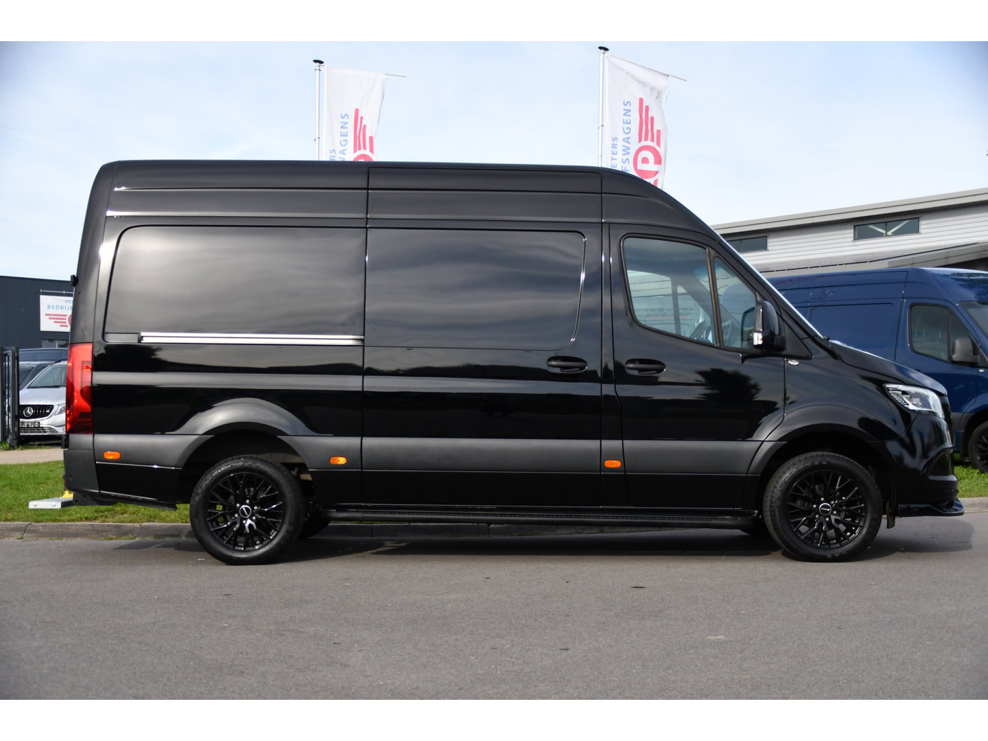 Mercedes-Benz Sprinter 319 1.9 CDI L2H2 RWD Black Edition Camera, Cruise, Carplay, LED, 190pk, Multimedia, Automaat, Geveerde stoel, Sensoren, Trekhaak, Uniek!