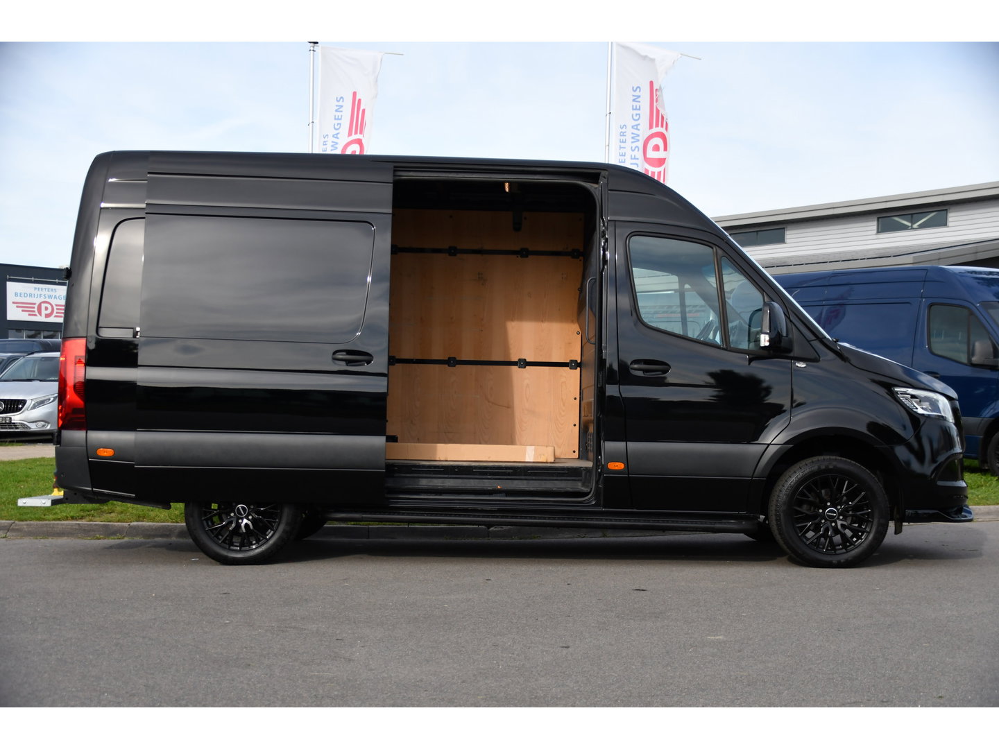 Mercedes-Benz Sprinter 319 1.9 CDI L2H2 RWD Black Edition Camera, Cruise, Carplay, LED, 190pk, Multimedia, Automaat, Geveerde stoel, Sensoren, Trekhaak, Uniek!