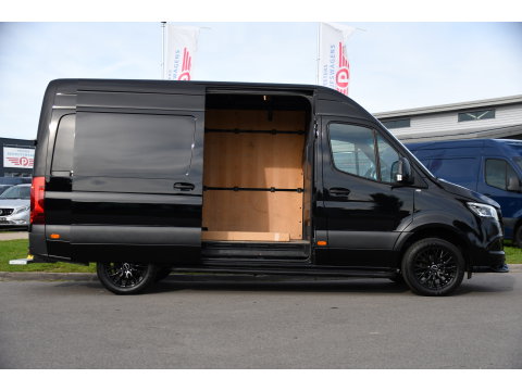 Mercedes-Benz Sprinter 319 1.9 CDI L2H2 RWD Black Edition Camera, Cruise, Carplay, LED, 190pk, Multimedia, Automaat, Geveerde stoel, Sensoren, Trekhaak, Uniek!