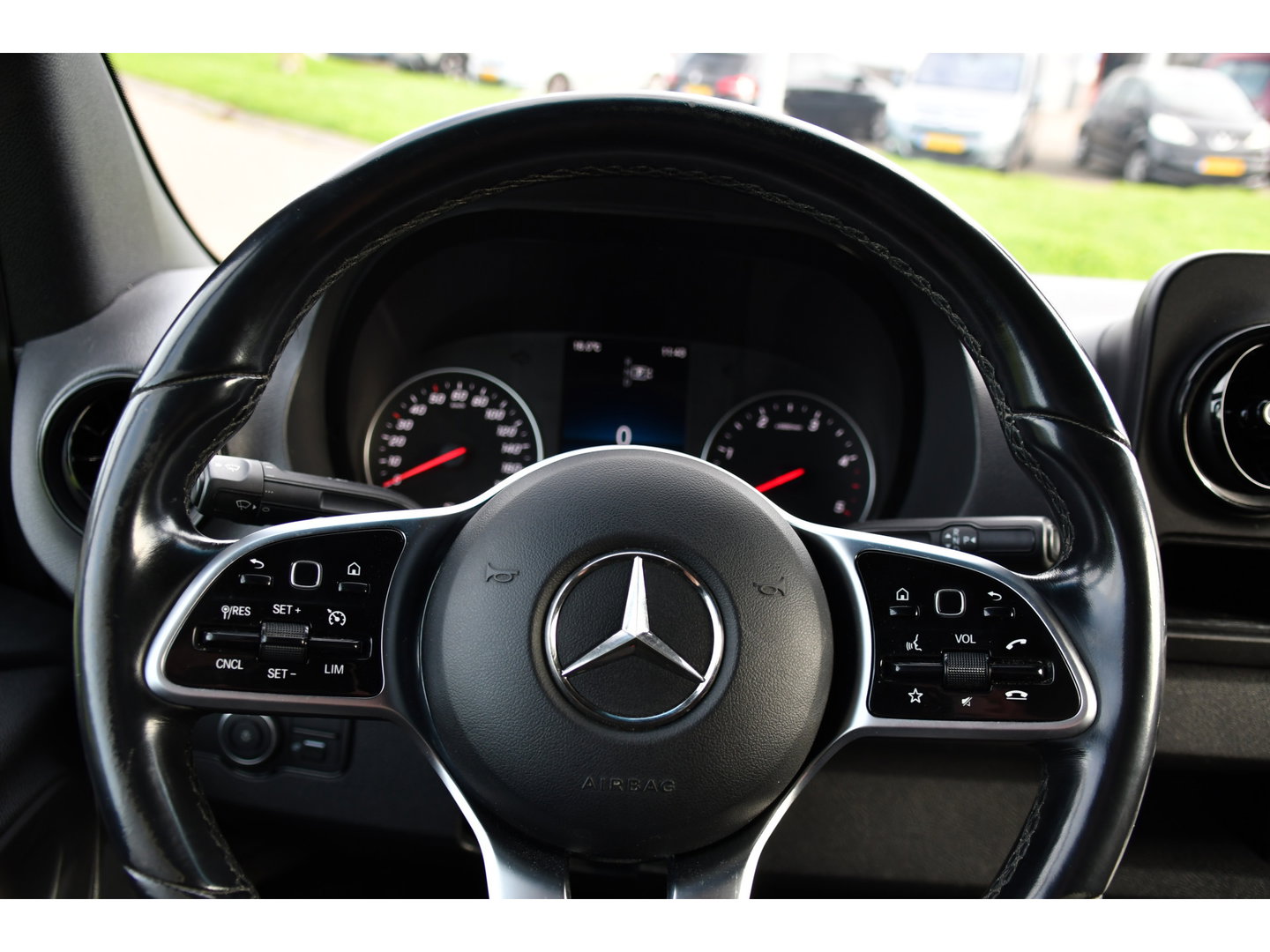 Mercedes-Benz Sprinter 319 1.9 CDI L2H2 RWD Black Edition Camera, Cruise, Carplay, LED, 190pk, Multimedia, Automaat, Geveerde stoel, Sensoren, Trekhaak, Uniek!