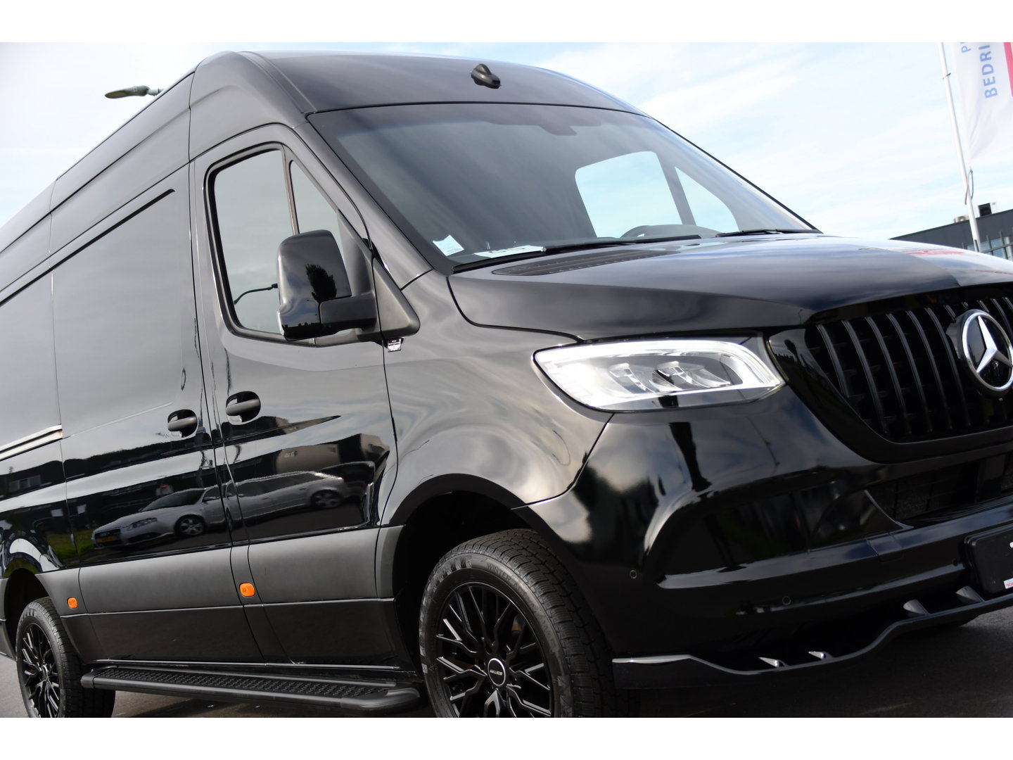 Mercedes-Benz Sprinter 319 1.9 CDI L2H2 RWD Black Edition Camera, Cruise, Carplay, LED, 190pk, Multimedia, Automaat, Geveerde stoel, Sensoren, Trekhaak, Uniek!