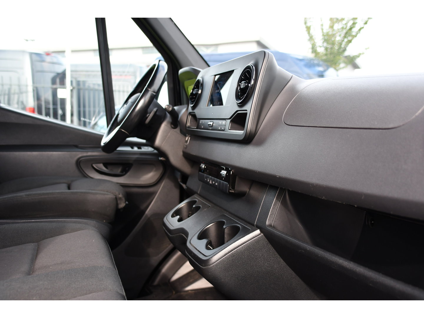 Mercedes-Benz Sprinter 319 1.9 CDI L2H2 RWD Black Edition Camera, Cruise, Carplay, LED, 190pk, Multimedia, Automaat, Geveerde stoel, Sensoren, Trekhaak, Uniek!
