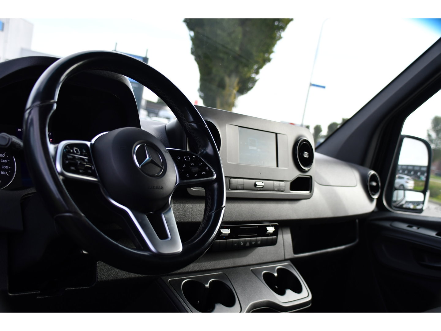 Mercedes-Benz Sprinter 319 1.9 CDI L2H2 RWD Black Edition Camera, Cruise, Carplay, LED, 190pk, Multimedia, Automaat, Geveerde stoel, Sensoren, Trekhaak, Uniek!