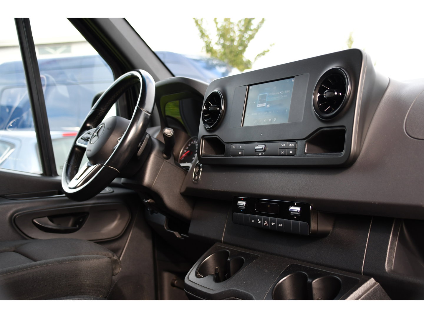 Mercedes-Benz Sprinter 319 1.9 CDI L2H2 RWD Black Edition Camera, Cruise, Carplay, LED, 190pk, Multimedia, Automaat, Geveerde stoel, Sensoren, Trekhaak, Uniek!