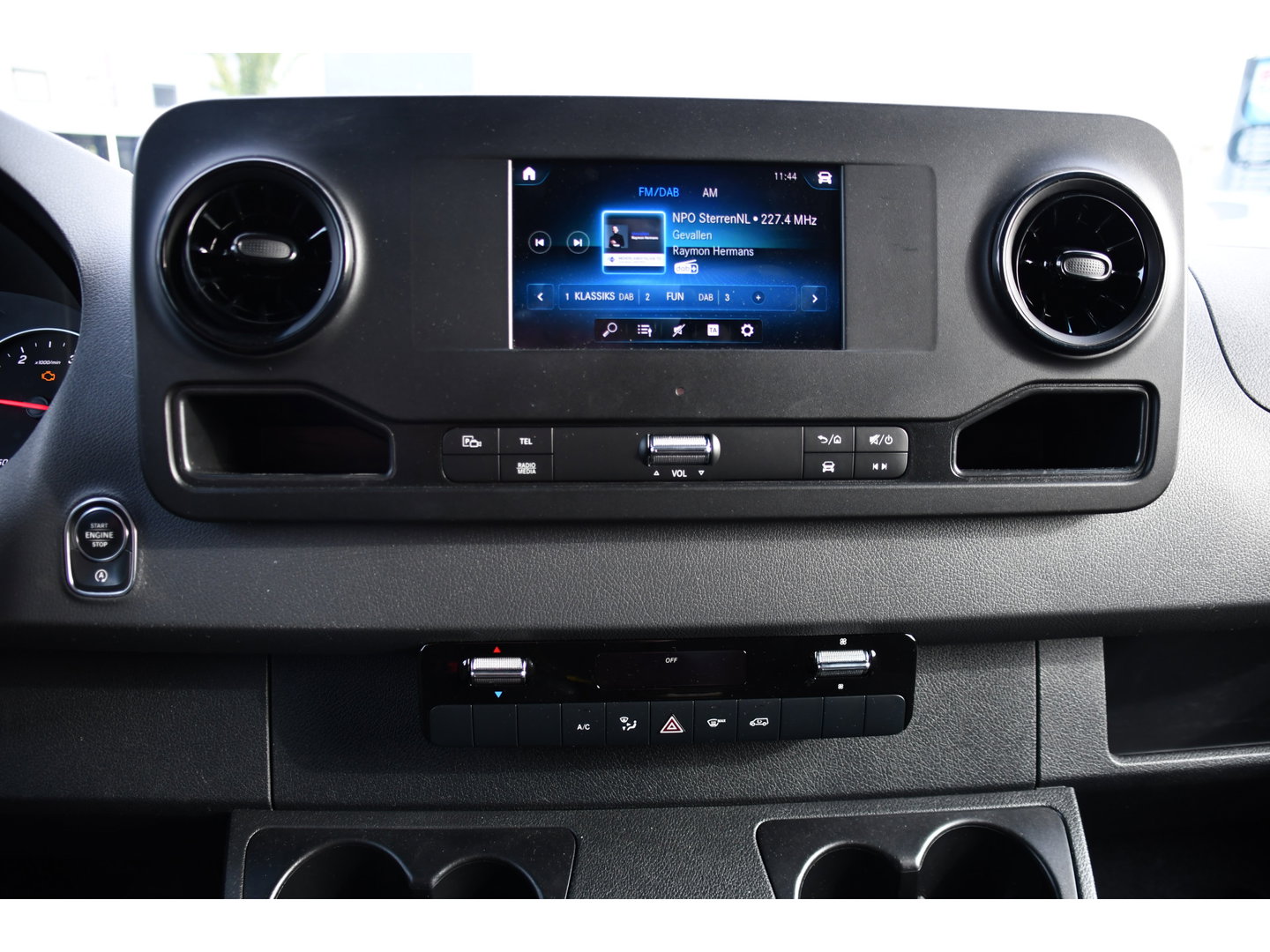 Mercedes-Benz Sprinter 319 1.9 CDI L2H2 RWD Black Edition Camera, Cruise, Carplay, LED, 190pk, Multimedia, Automaat, Geveerde stoel, Sensoren, Trekhaak, Uniek!