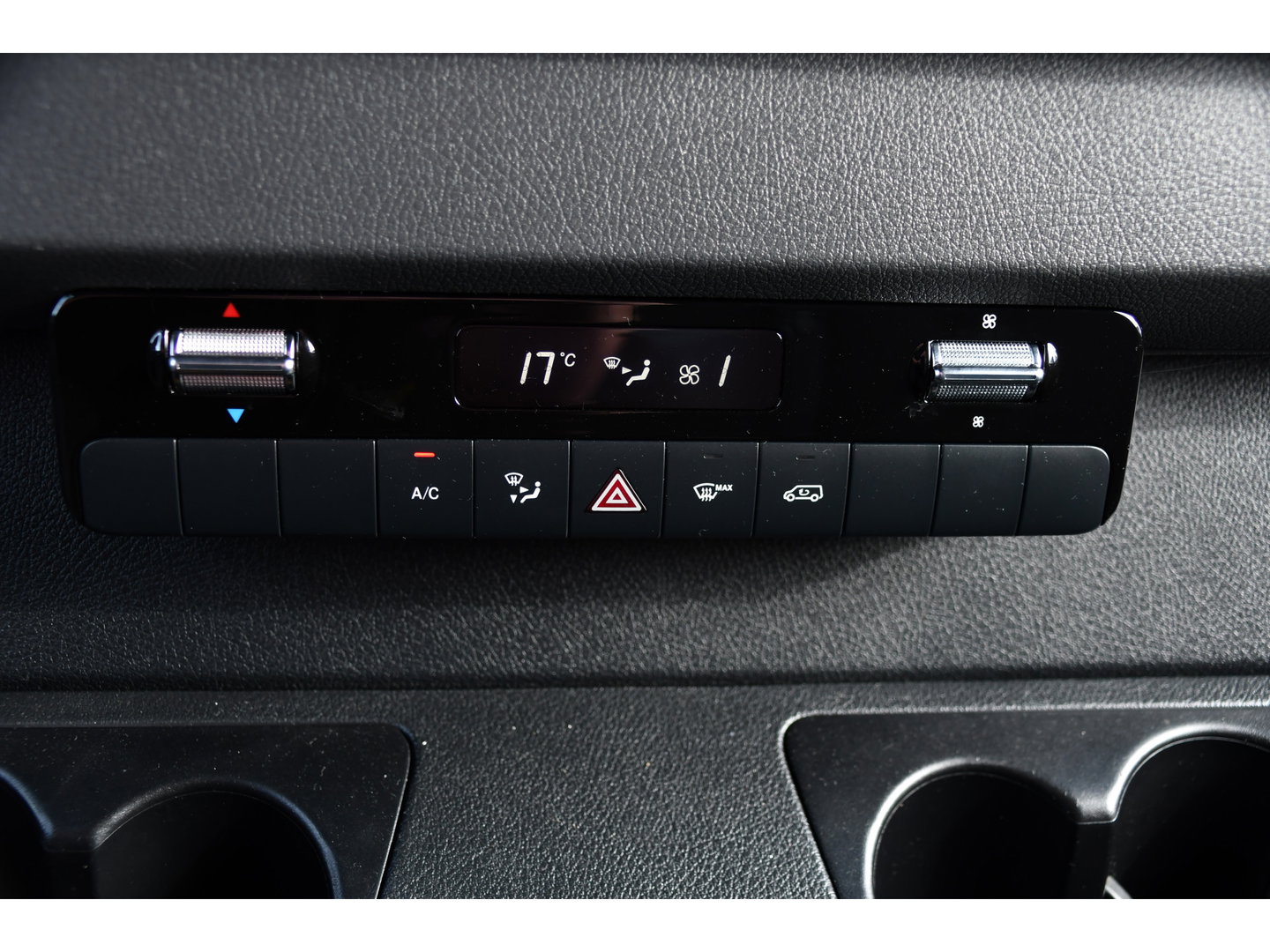 Mercedes-Benz Sprinter 319 1.9 CDI L2H2 RWD Black Edition Camera, Cruise, Carplay, LED, 190pk, Multimedia, Automaat, Geveerde stoel, Sensoren, Trekhaak, Uniek!