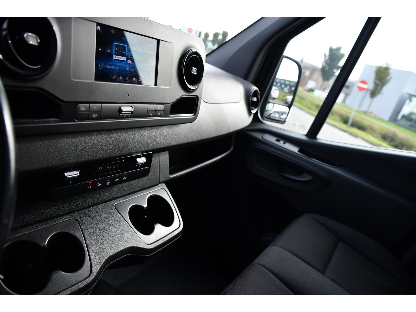 Mercedes-Benz Sprinter 319 1.9 CDI L2H2 RWD Black Edition Camera, Cruise, Carplay, LED, 190pk, Multimedia, Automaat, Geveerde stoel, Sensoren, Trekhaak, Uniek!