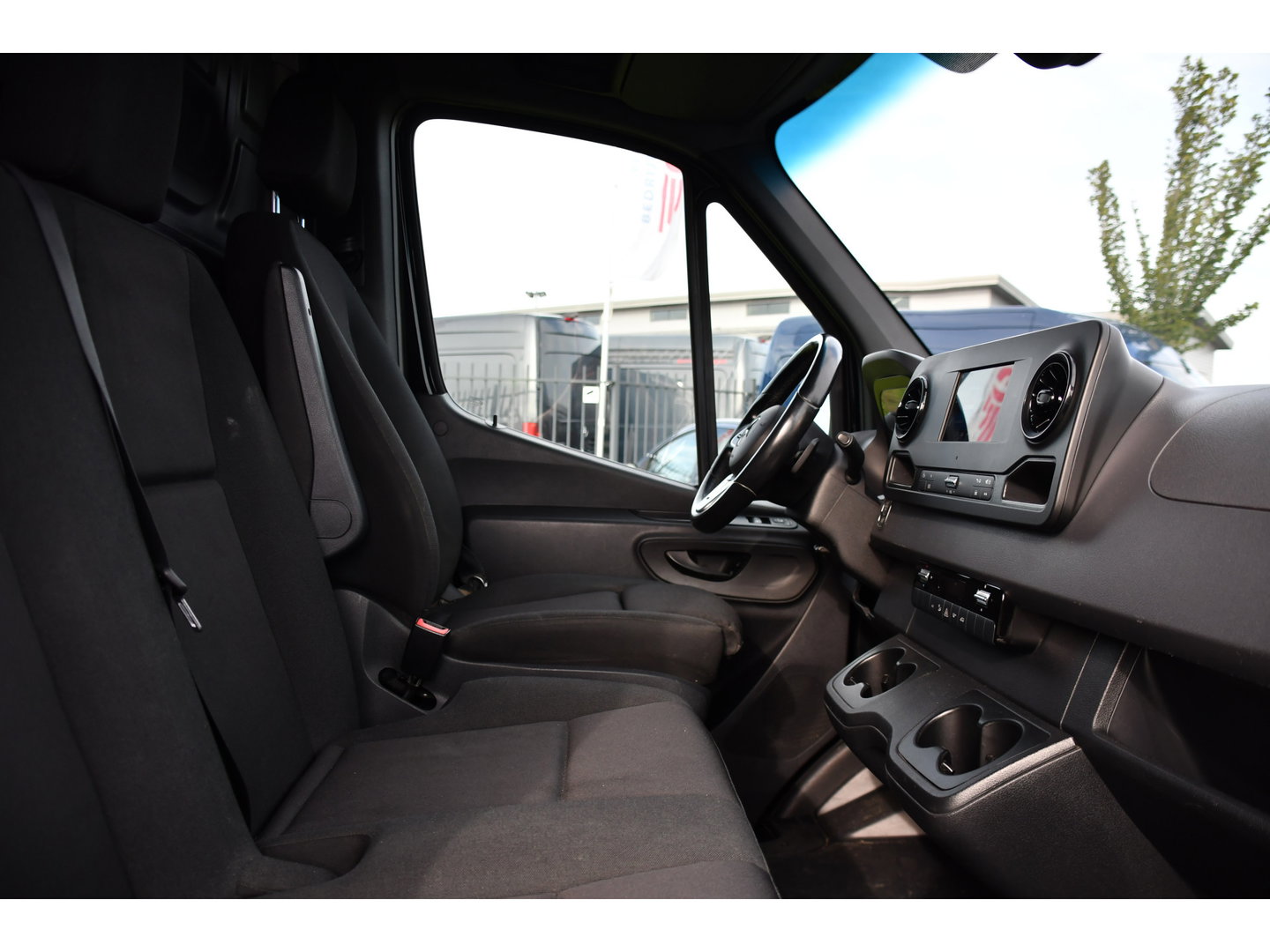 Mercedes-Benz Sprinter 319 1.9 CDI L2H2 RWD Black Edition Camera, Cruise, Carplay, LED, 190pk, Multimedia, Automaat, Geveerde stoel, Sensoren, Trekhaak, Uniek!