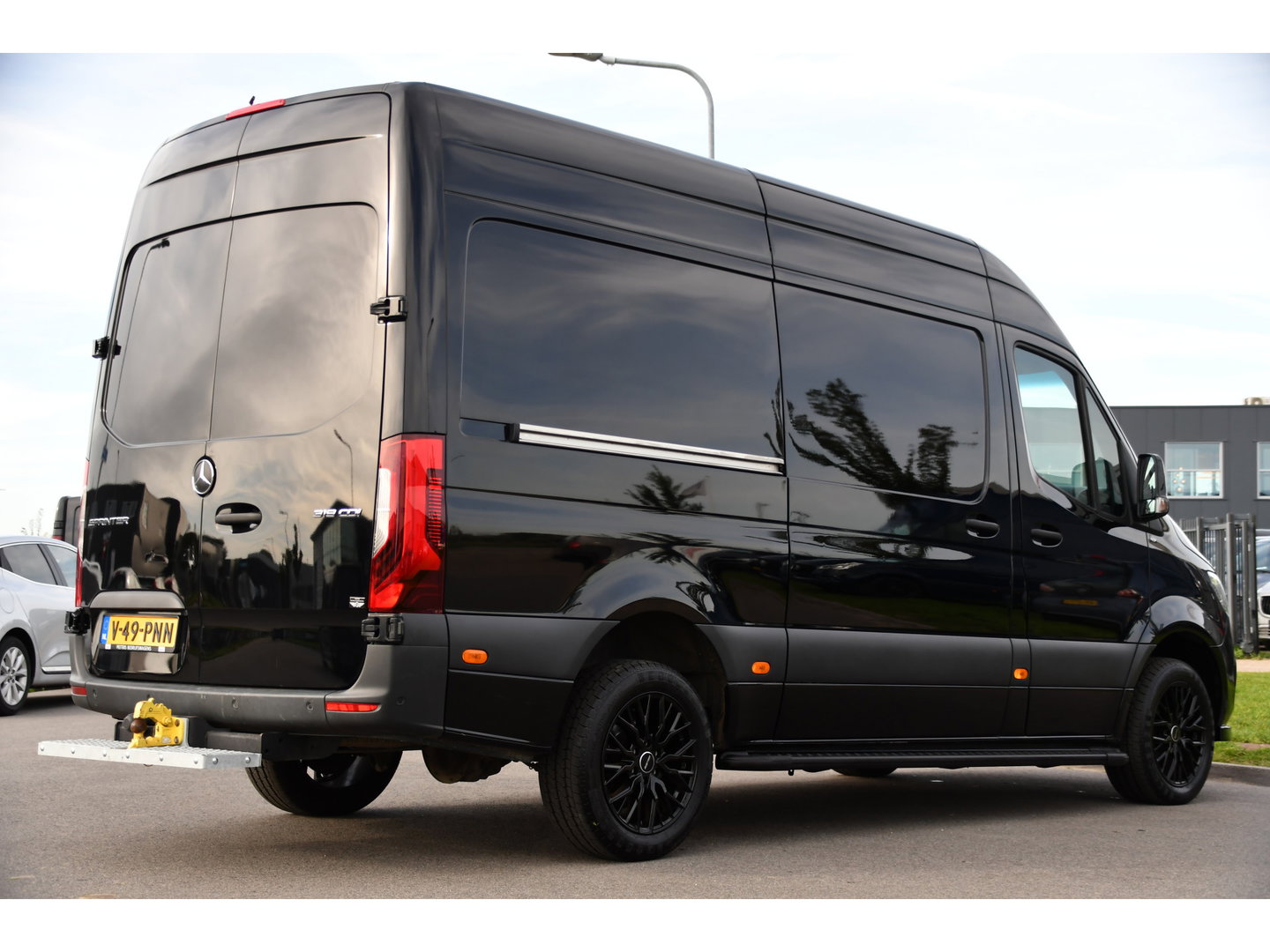 Mercedes-Benz Sprinter 319 1.9 CDI L2H2 RWD Black Edition Camera, Cruise, Carplay, LED, 190pk, Multimedia, Automaat, Geveerde stoel, Sensoren, Trekhaak, Uniek!