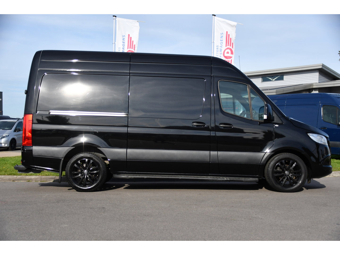 Mercedes-Benz Sprinter 317 1.9 CDI L2H2 Black Edition Camera, Cruise, Carplay, 3500kg, Clima, Sensoren, Automaat, Multimedia, Uniek!