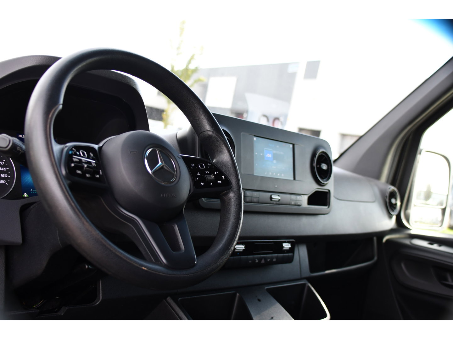 Mercedes-Benz Sprinter 317 1.9 CDI L2H2 Black Edition Camera, Cruise, Carplay, 3500kg, Clima, Sensoren, Automaat, Multimedia, Uniek!