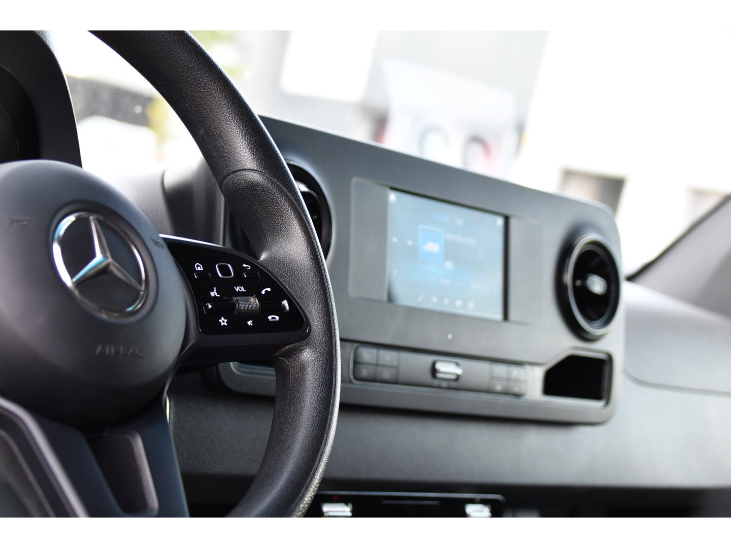 Mercedes-Benz Sprinter 317 1.9 CDI L2H2 Black Edition Camera, Cruise, Carplay, 3500kg, Clima, Sensoren, Automaat, Multimedia, Uniek!