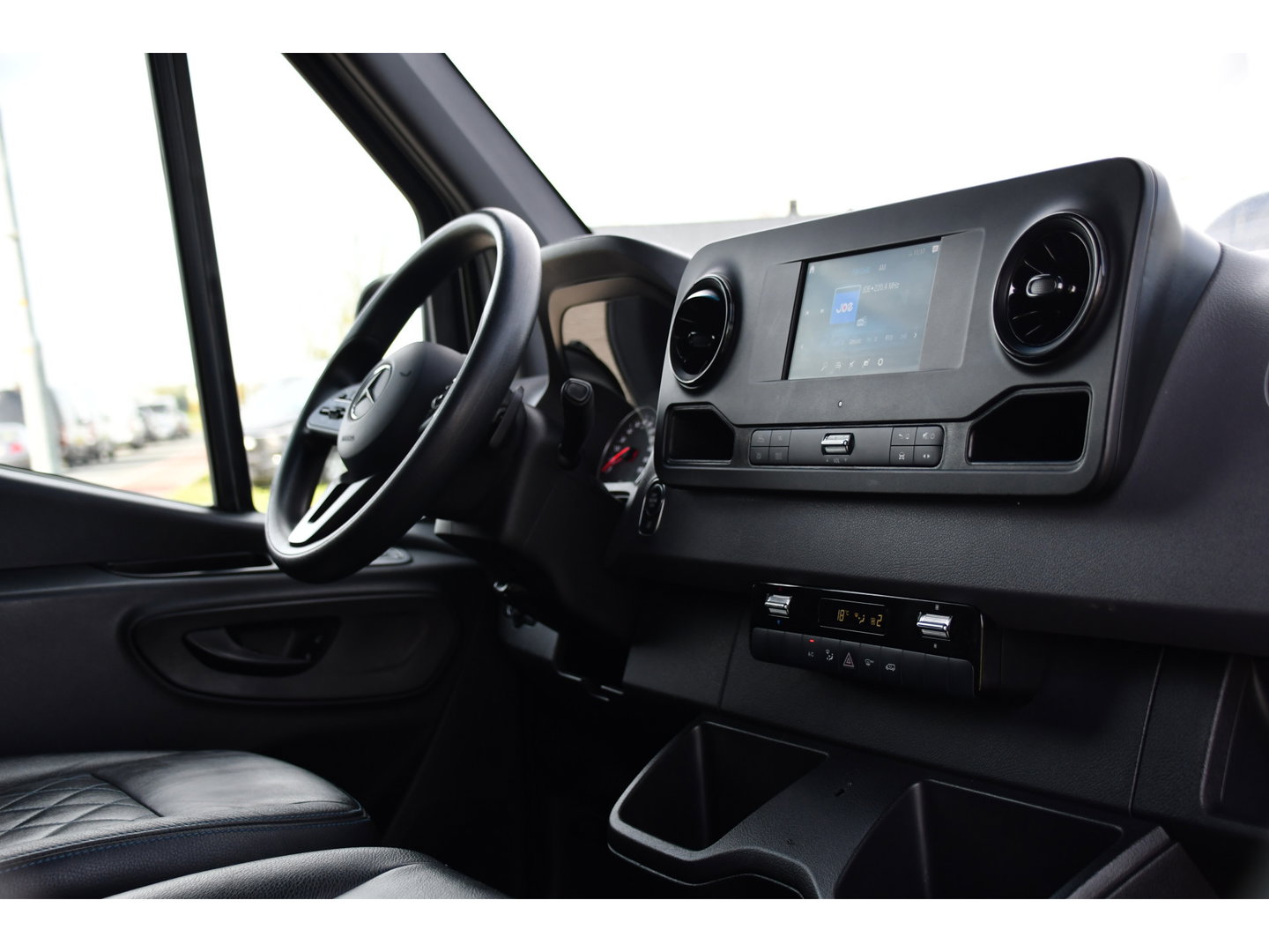 Mercedes-Benz Sprinter 317 1.9 CDI L2H2 Black Edition Camera, Cruise, Carplay, 3500kg, Clima, Sensoren, Automaat, Multimedia, Uniek!
