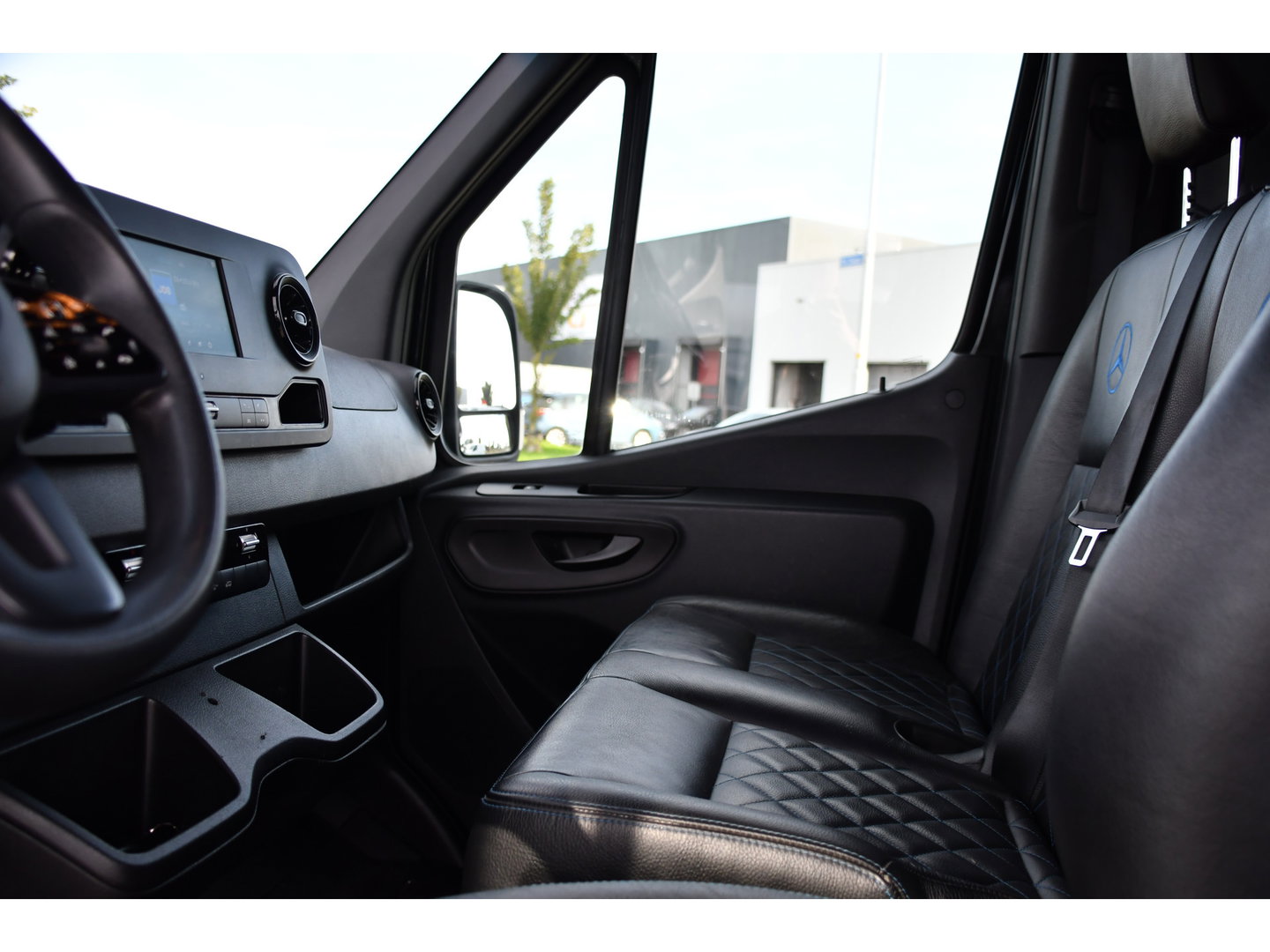 Mercedes-Benz Sprinter 317 1.9 CDI L2H2 Black Edition Camera, Cruise, Carplay, 3500kg, Clima, Sensoren, Automaat, Multimedia, Uniek!