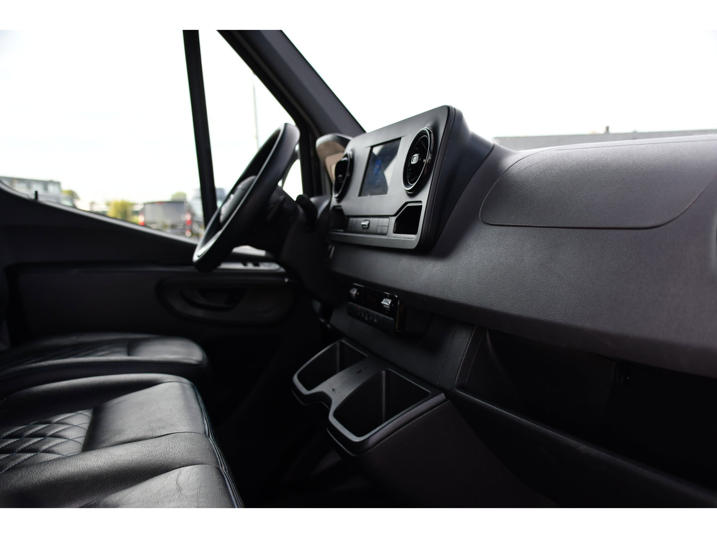 Mercedes-Benz Sprinter 317 1.9 CDI L2H2 Black Edition Camera, Cruise, Carplay, 3500kg, Clima, Sensoren, Automaat, Multimedia, Uniek!