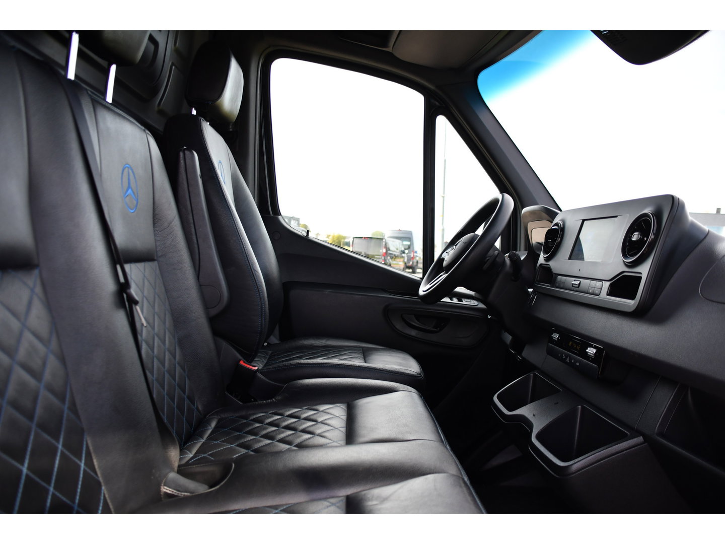 Mercedes-Benz Sprinter 317 1.9 CDI L2H2 Black Edition Camera, Cruise, Carplay, 3500kg, Clima, Sensoren, Automaat, Multimedia, Uniek!