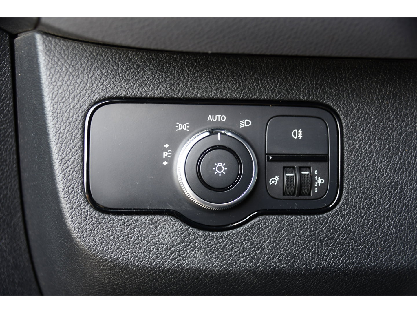 Mercedes-Benz Sprinter 317 1.9 CDI L2H2 Black Edition Camera, Cruise, Carplay, 3500kg, Clima, Sensoren, Automaat, Multimedia, Uniek!