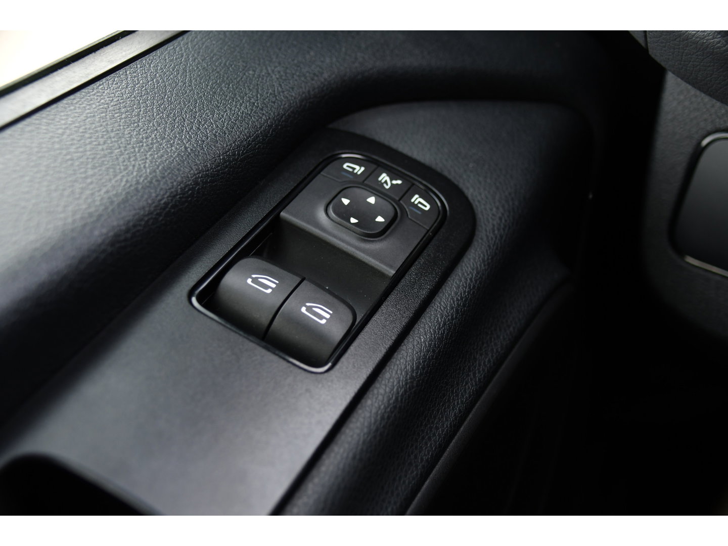 Mercedes-Benz Sprinter 317 1.9 CDI L2H2 Black Edition Camera, Cruise, Carplay, 3500kg, Clima, Sensoren, Automaat, Multimedia, Uniek!