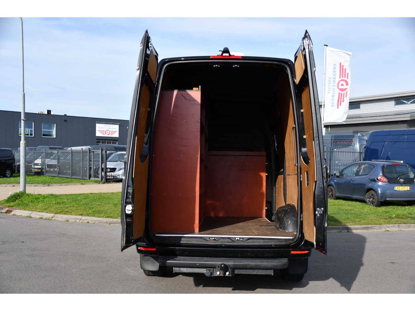 Mercedes-Benz Sprinter 317 1.9 CDI L2H2 Black Edition Camera, Cruise, Carplay, 3500kg, Clima, Sensoren, Automaat, Multimedia, Uniek!